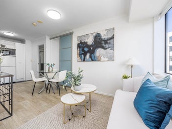Bank Friendly Renovated 2 bed by Uni Precinct