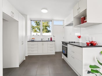 New Lynn's Best Value 3-Beddie!