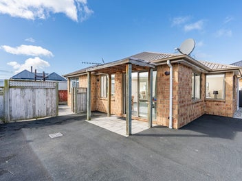 Immaculate Modern Living In Forbury