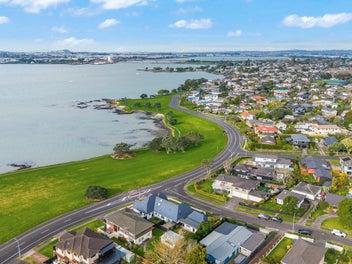 Landmark Kiwi Esplanade Development Opportunity