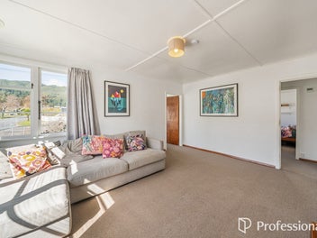 FULL SECTION, CENTRAL HEATING & HOBBIES ROOM!