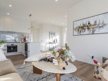 BRAND NEW & IN THE RANGITOTO COLLEGE ZONE