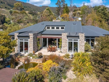 Luxurious Home! Expansive Spaces, Stunning Views