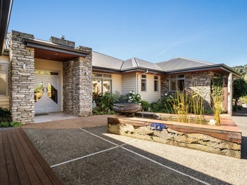 Luxurious Home! Expansive Spaces, Stunning Views