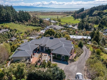 Luxurious Home! Expansive Spaces, Stunning Views