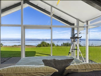 Uninterrupted Panoramic Harbour Views