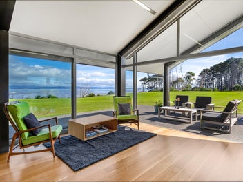 Uninterrupted Panoramic Harbour Views
