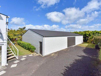 Kiwi quarter acre with large shed