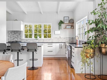 Villa Charm, Country Living