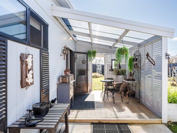 TEAM LEWIS - LOCK-UP & LEAVE PROPERTY + STUDIO