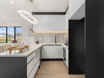 MODERN CORNER SINGLE-LEVEL LIVING