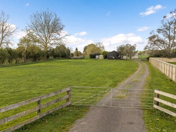 2 Homes on 4.9 hectares - 10 minutes to Hamilton