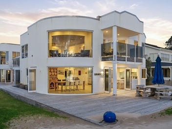 An Extraordinary Beachfront Position!