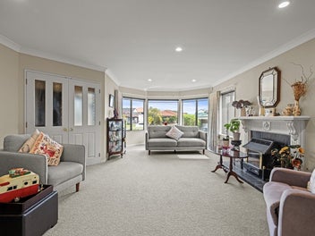 Immaculate, Spacious & Family Ready!!