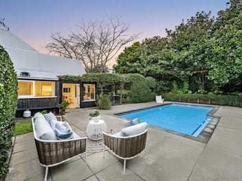 Meadowbank lifestyle with space, pool and cottage