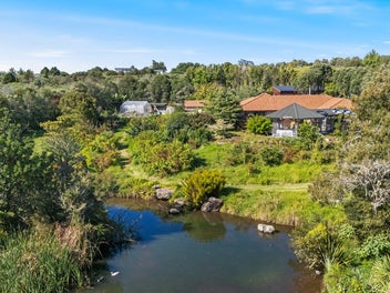 Private 2.6ha lifestyle oasis with guest house