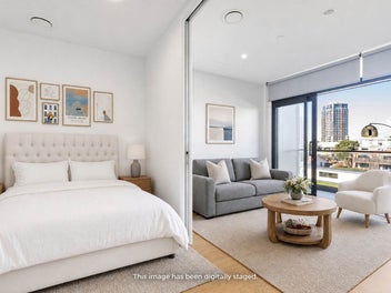 Wake up to the sunshine of Takapuna