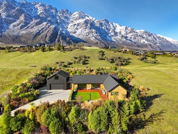 Private Retreat with Spectacular Views, Sun, Space