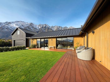 Private Retreat with Spectacular Views, Sun, Space