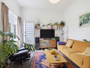 CHARMING MOUNT VICTORIA DUAL FLAT