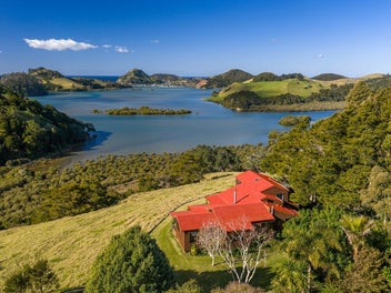 Farmhouse, 58 Hectares & Stunning Estuary Views