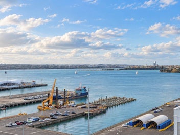 Massive Seaview- Best 3 Bed + 3 carparks