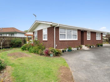 THREE-BEDROOM CLASSIC WITH GARAGE & WORKSHOP