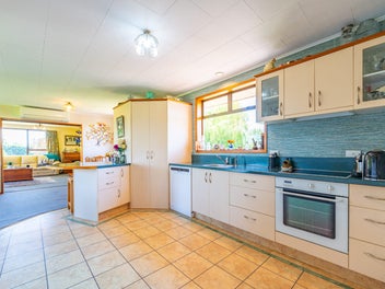 Country Living, Minutes From Town