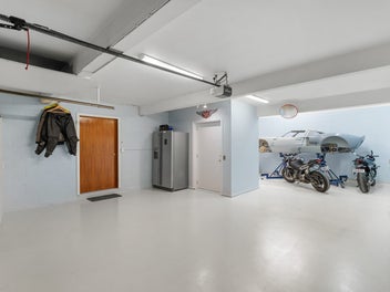 Monster Garage & Indoor Pool with a View!