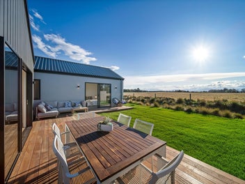 Luxury Design Meets Expansive Rural Outlook