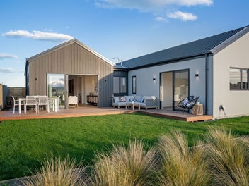 Luxury Design Meets Expansive Rural Outlook