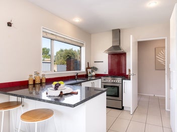 Sunshine, Space & Easy Living - Just Right!