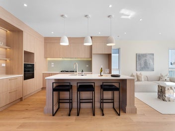 Hamptons Beauty in Double Westlake