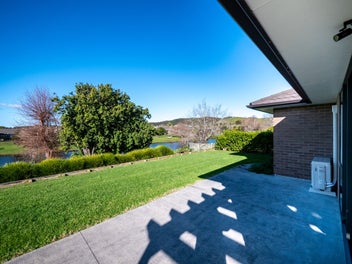 Water outlook, space to relax, room to work