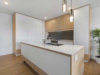 STUNNING COASTAL LOCKUP AND LEAVE