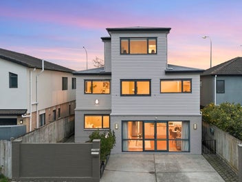 Extended Family home with 2 kitchens