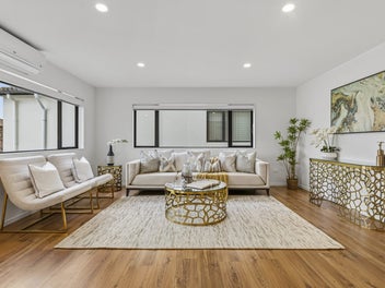 Extended Family home with 2 kitchens