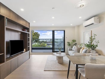 Lot 5 must sell – Auction calling