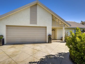 Stylish Family Living in the Heart of Greenmeadows