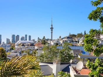 Sublime Harbour & City Views,Executive Living