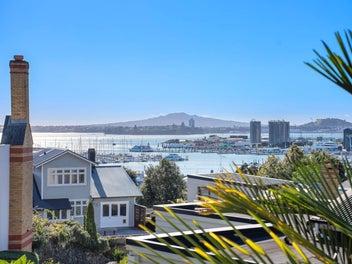 Sublime Harbour & City Views,Executive Living