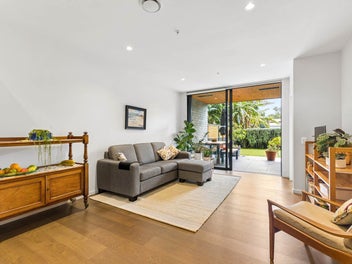 Stylish, Easy-Care in Superb City-Fringe Location