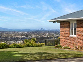 Sweeping panoramic views | versatile family living