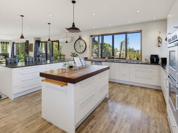 Huge 6+ Bed Witherlea Home: In School Zone