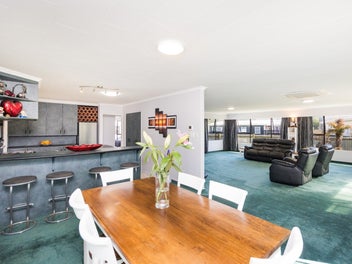 4 Bedrooms on a huge 1,252m² section