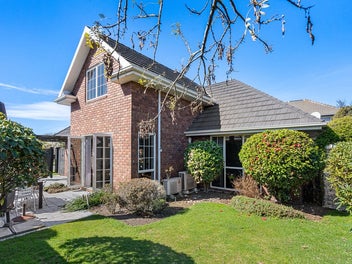 Grand Family Living with Location to Match