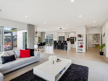 Modern Coastal Living – For Space, Sun & You!