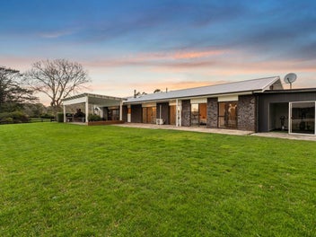 PICTURE PERFECT – SUNDRENCHED HARBOURSIDE SERENITY