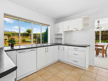 IMMACULATE, SPACIOUS & READY TO GO !!