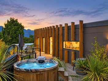 Elevated Queenstown living with lake views
